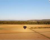 Ballon am Himmel wirft einen Schatten