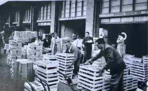 Grossmarkt nach 1950: Gemüse- und Obsthändler vor den Hallen Foto: Lohmann