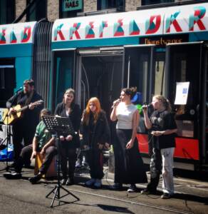 Band vor der geparkten Jubiläumsstraßenbahn auf der St. Antonstraße
