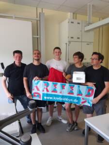 Das Team aus Lehrer und Schülern