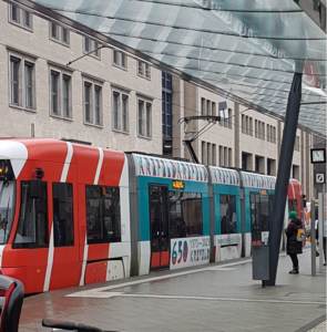 Jubiläumsstraßenbahn 2023 an der Haltestelle Rheinstraße
