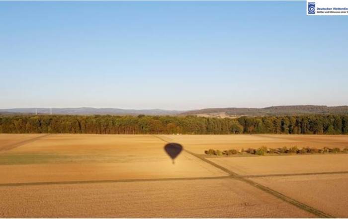 Ballon am Himmel wirft einen Schatten
