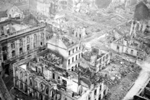 krefelder-rathaus-von-der-leyen-platz-luftbild-kirche-sankt-dionysius-krefeld-weltkrieg
