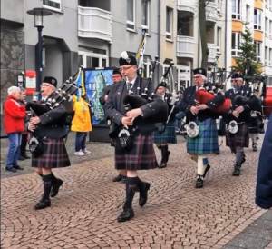 Dudelsackpfeifer beim Einmarsch auf den Rathausplatz