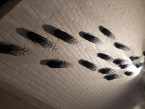 Ausstellung Fiber Art: Objekte aus Kabelbindern