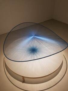 Ausstellung Fiber Art: Drehendes Objekt - Fäden