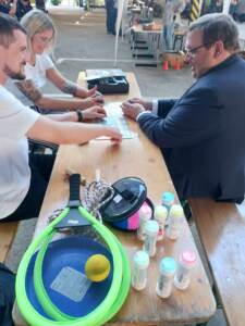 OB Frank Meyer und Bürgermeister Ludwig beim Spielen