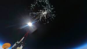 Der Ballon zerbirst in unzählige Fragmente