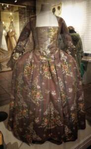 Damenroben und Herrenweste mit Überrock